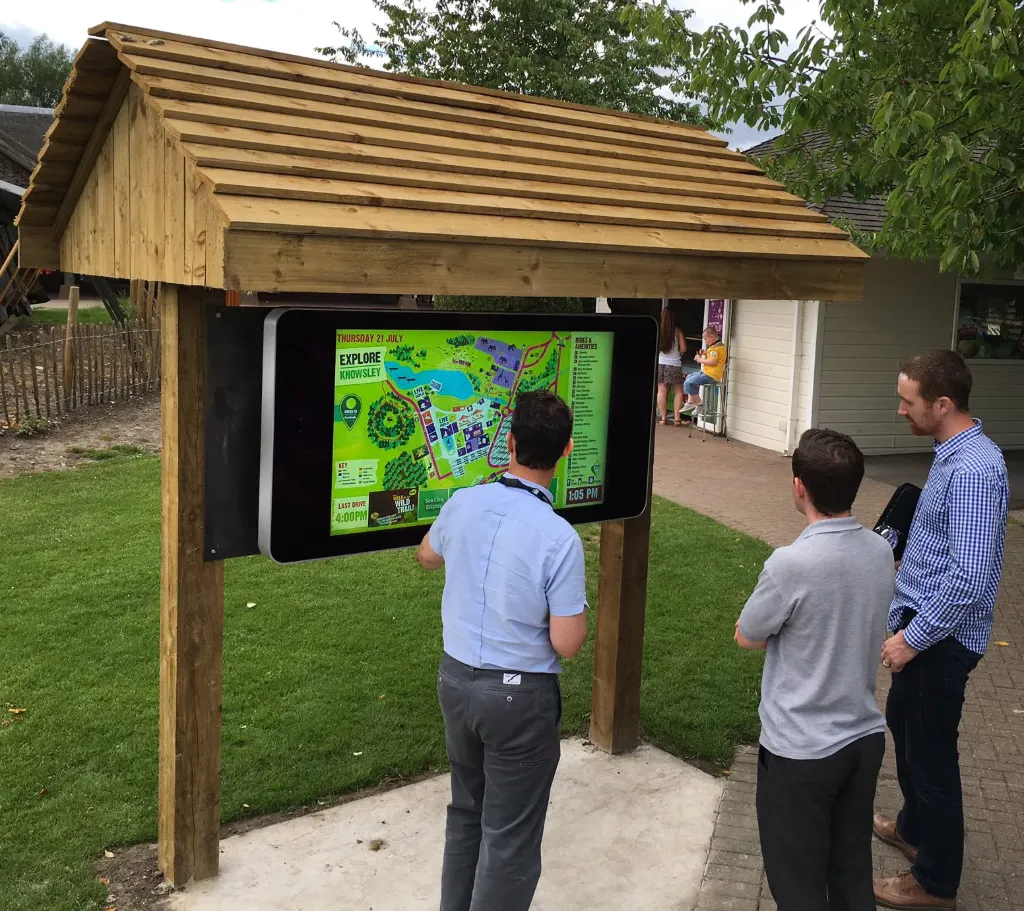 [01-02-103-00058] Wall-Mounted PCAP Outdoor Touch Screens (43")